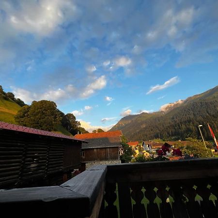Ferienwohnung Uf Z'Enisch Klosters Exterior foto