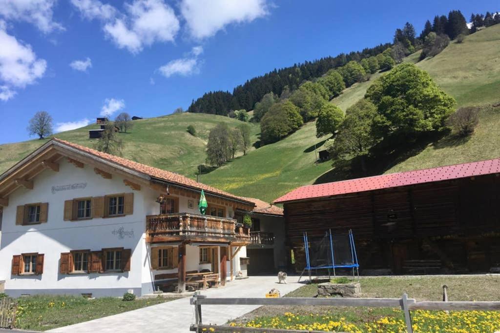 Ferienwohnung Uf Z'Enisch Klosters Exterior foto