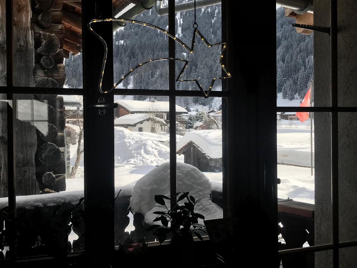 Ferienwohnung Uf Z'Enisch Klosters Exterior foto