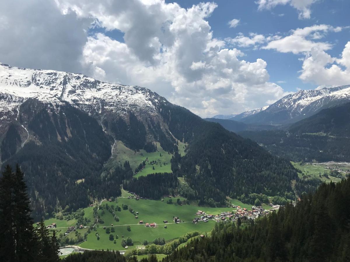 Ferienwohnung Uf Z'Enisch Klosters Exterior foto