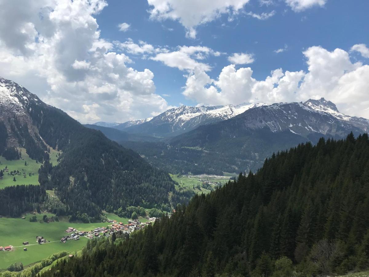 Ferienwohnung Uf Z'Enisch Klosters Exterior foto
