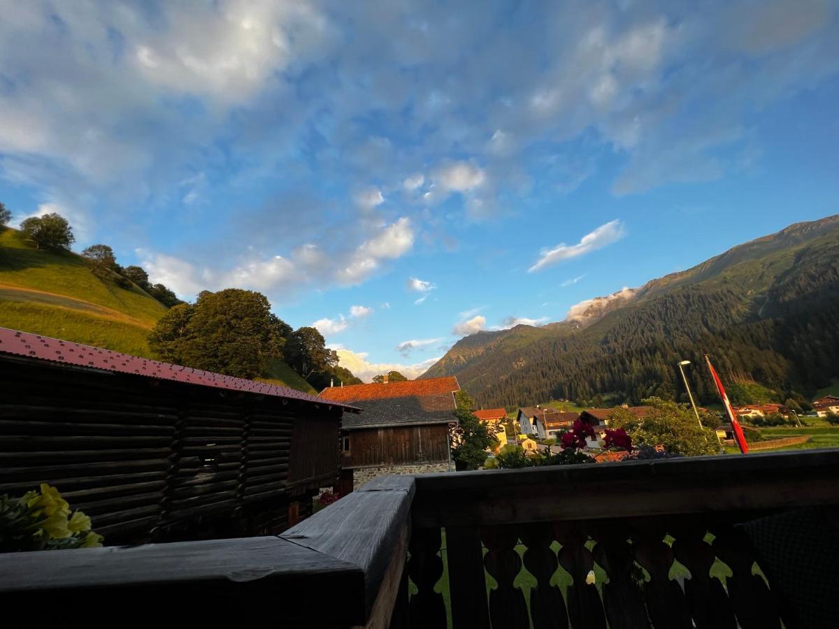 Ferienwohnung Uf Z'Enisch Klosters Exterior foto