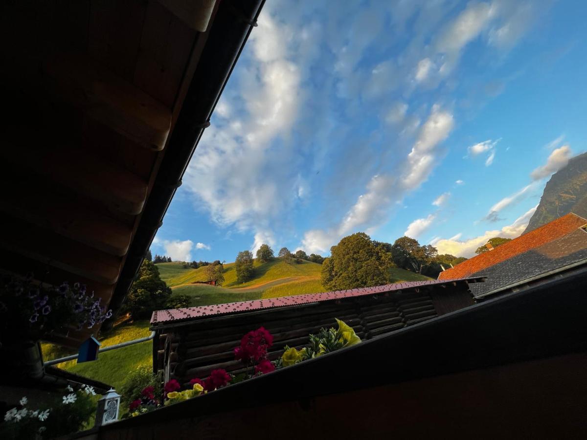 Ferienwohnung Uf Z'Enisch Klosters Exterior foto